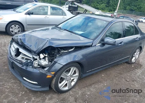 2011 Mercedes-Benz C 300 Luxury 4Matic/Sport 4Matic z USA, uszkodzony, nr VIN WDDGF8BB3BR186552